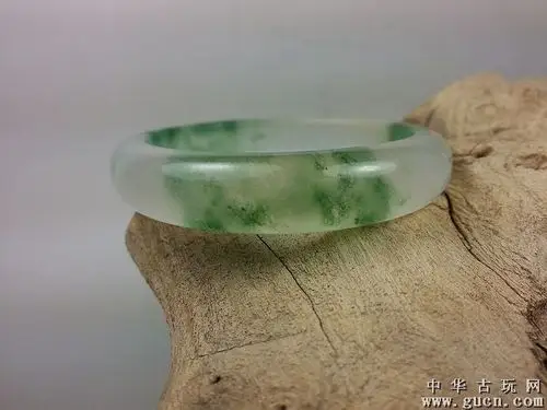 首页 在线竞买 玉器玉雕  藏品尺寸/规格:巴山料冰种飘花手镯手串精品