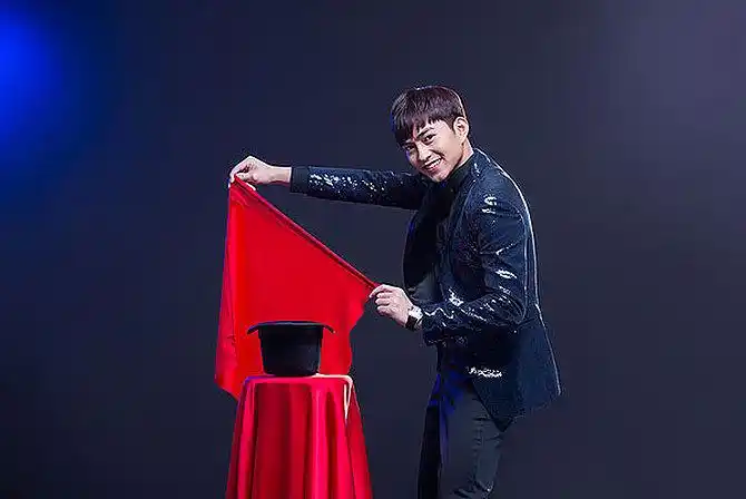 年轻魔术师变魔术