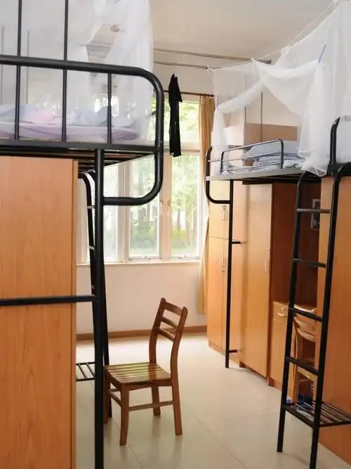 位育中学(据传魔都住宿最好的高中)一般四人一寝,有空调有独立卫浴