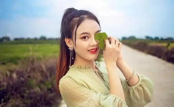 杨蓉,一个来自小镇的普通上班族,虽然出身平凡,但经历了一段不平凡的