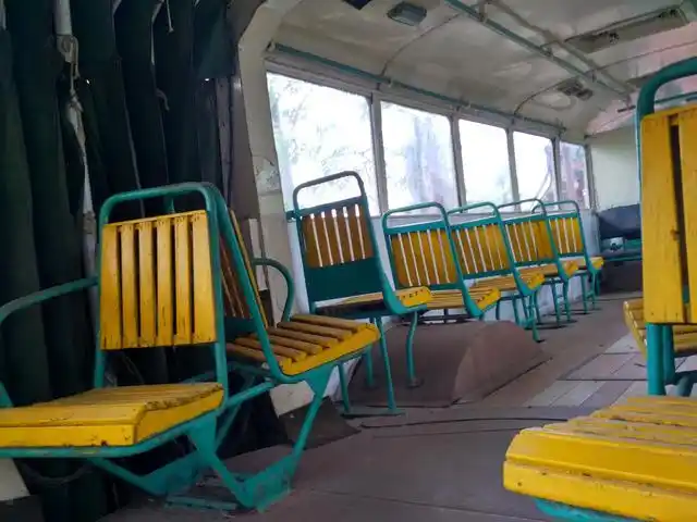 博物馆旁放着一辆古老的公交车,它搭载着许多广州人的记忆