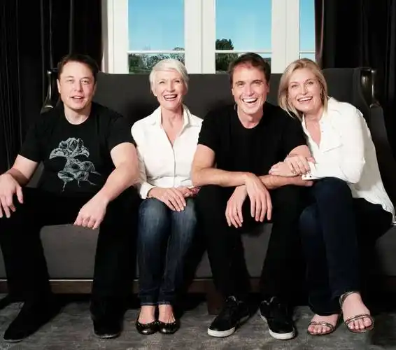 埃隆·马斯克送妈妈鲜花当礼物,75岁博士超模晒自家仨娃合影,很自豪