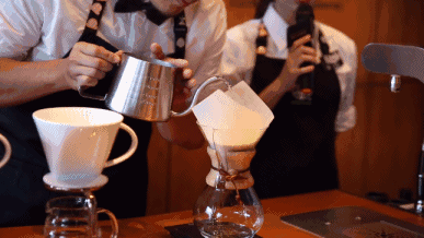 左侧为经典手冲,右侧为雅致手冲在冲制过程中,咖啡大师会一边为你制作