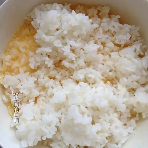 300g米饭加入蛋液拌匀.