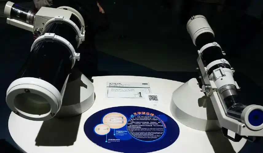 (图片:中国科技馆展品——光学望远镜)