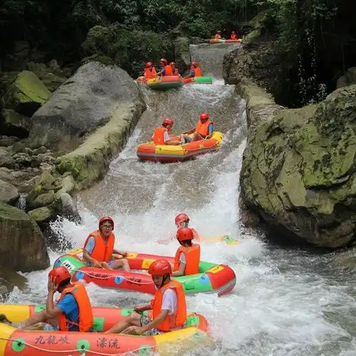 离成都最近的一个漂流景区应该就是崇州九龙峡了,崇州三郎镇,距离成都