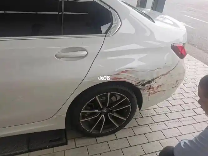 宝马3系新车被刮