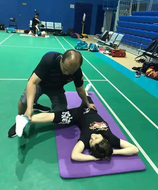 陈梦拉伸照引热议,男队医被疑手掌位置不对,看看福原爱的拉伸照