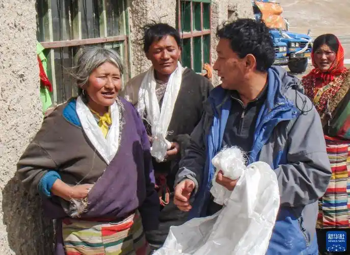 在西藏那曲市申扎县曲松普村驻村期间,边巴(前右)到群众家中慰问(资料