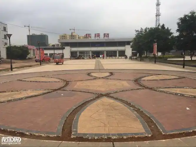 扶绥火车站前广场的玻璃渣清理干净了