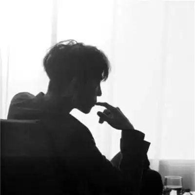 2019男生颓废伤感黑白头像 回忆烧成灰还是等不到结尾