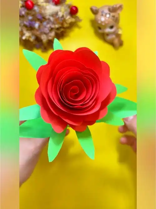 38女神节快乐教你用彩纸做玫瑰花