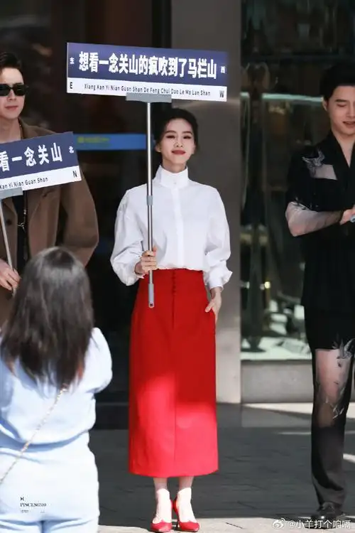 刘诗诗举牌宣传一念关山#竟然让一个女神级的人举牌子呜呜漂亮老