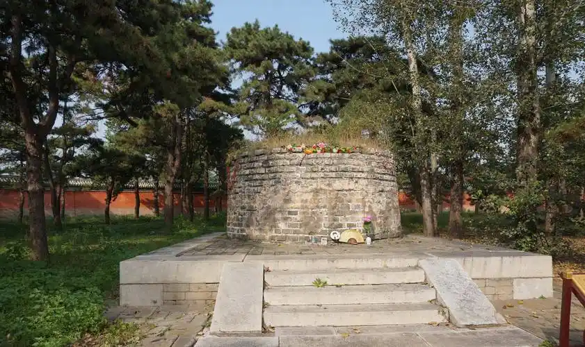 光绪皇帝妃园寝珍妃墓鄂士臣见放下去的灯光忽闪几下,并没灭掉,心里有