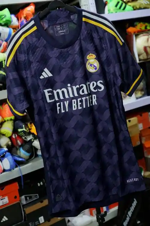 客场球衣,这件球衣的发布亮相很有意思,由皇马球员们登机前往美国热身