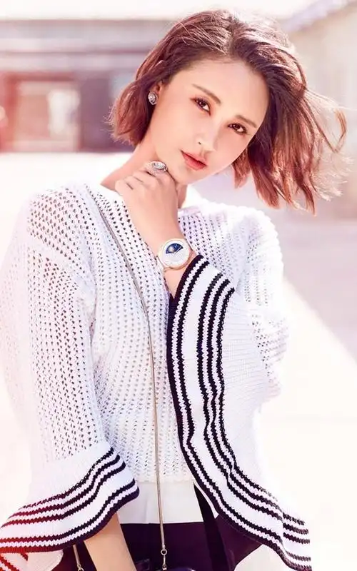 张歆艺孕味十足现身机场照(张歆艺近照170身材真好)