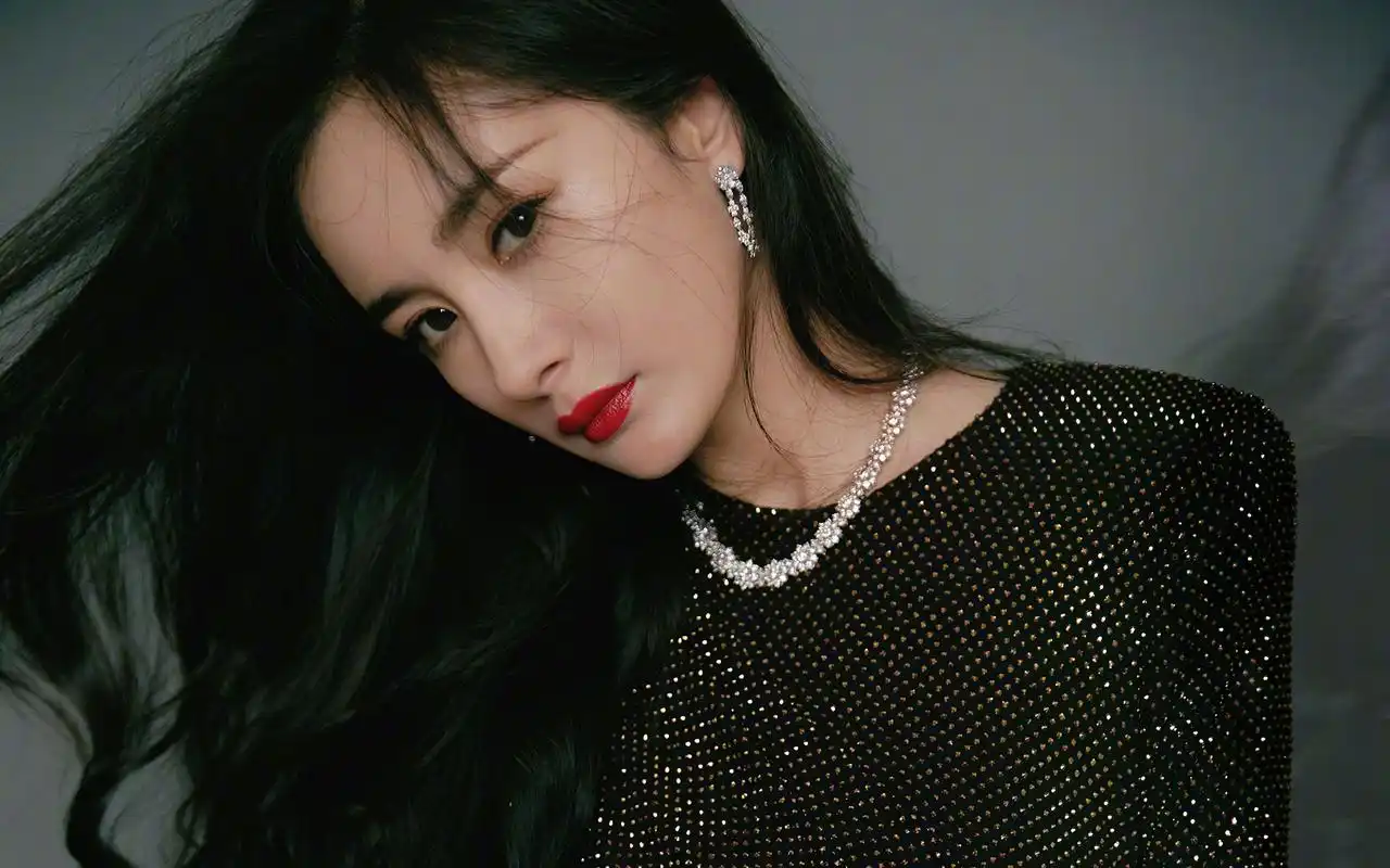 杨幂冷艳红唇性感高清桌面壁纸_大陆明星_壁纸下载_美桌网