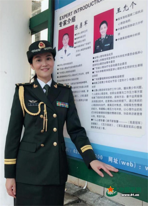 赞冲锋在疫线基层隔离点的退役女军医