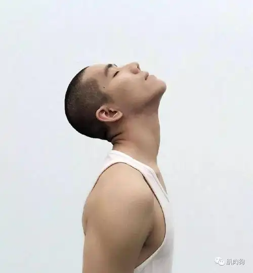 这个侧颜真是惊艳了很多人感觉完全换了张脸剃了寸头之后发型很飘逸