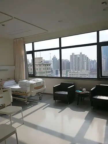 写美篇 二十年前的1998年8月,我因心动过速住进了瑞金医院,是内科医生