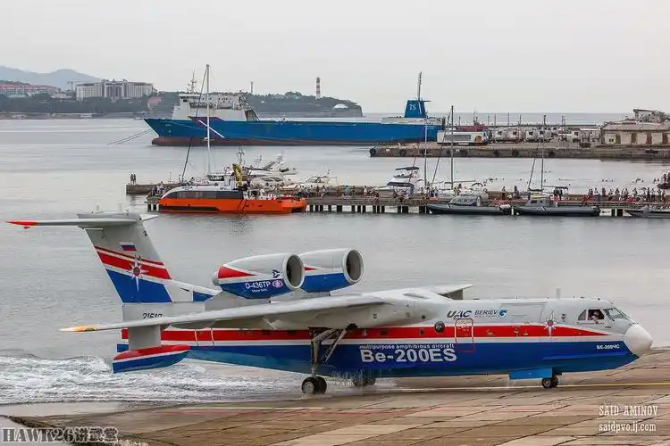 在空中播撒出俄罗斯国旗别200es水上飞机的精彩表演