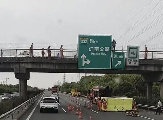 陈浩)5月21日下午4时许,g1503上海绕城高速外圈近沪南公路出口附近