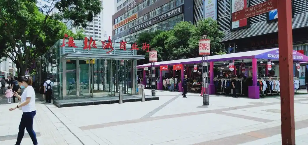 张掖路商业街是甘肃兰州城关区中心地带的一条非常繁华的步行街不但有