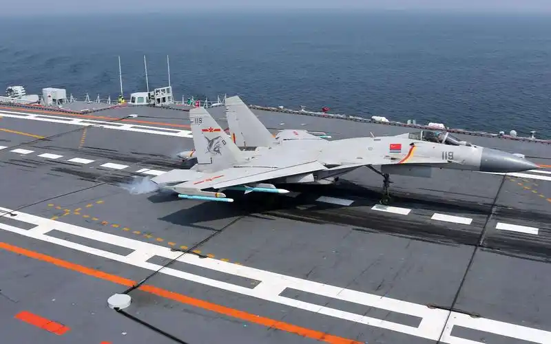 中国辽宁舰曾被羞辱!羞辱者,在辽宁舰上刻到此一游