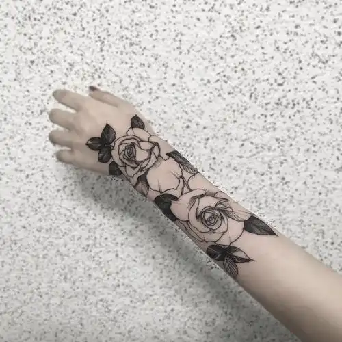 小臂黑灰玫瑰纹身图案