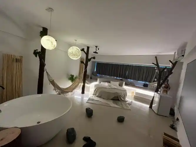 超大圆床,投影屏幕,浴缸也好大放水很快