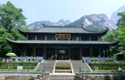 黄山也是佛教圣地,自唐代到民国初,先后建寺庙百余座,慈光阁,狮子林禅