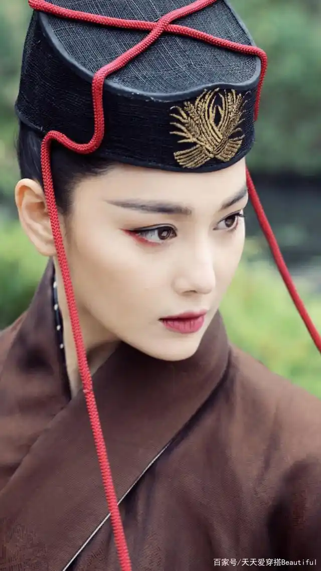 张馨予东方不败剧照霸气侧漏,距林青霞的经典有多少差距?