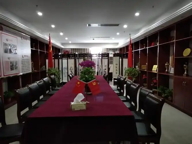 会议室里奖牌奖杯十分耀眼