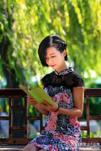 27日,应邀参加肥城旗袍文化俱乐部活动,随拍几幅室外旗袍人像,请欣赏.