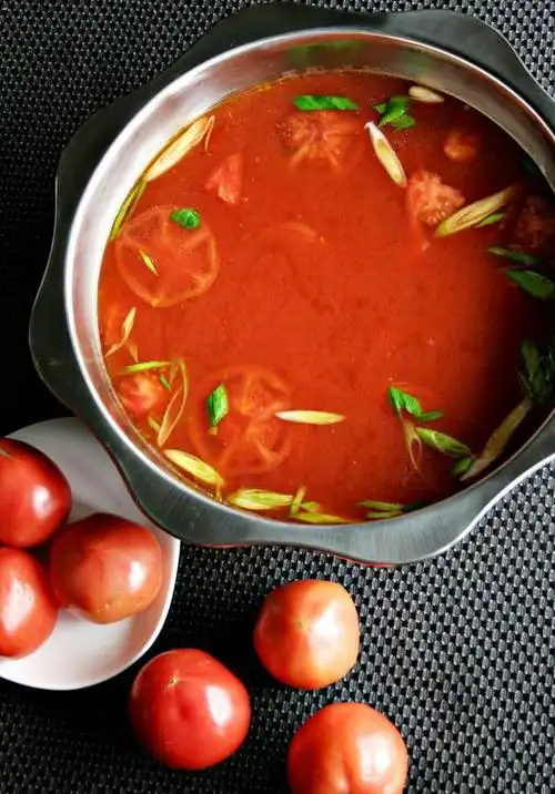 用20个番茄就能制成开胃的酸汤火锅,凉了还能当饮料,自己做美味