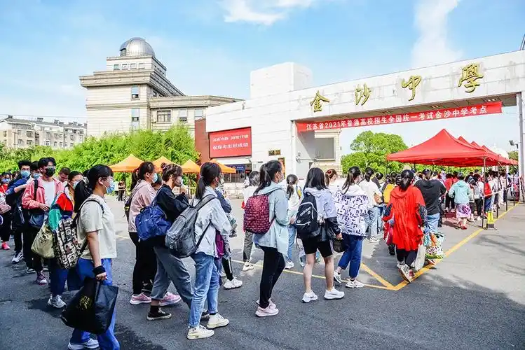 早晨,高考考生走进金沙中学考点.   卑多敏 摄.jpg