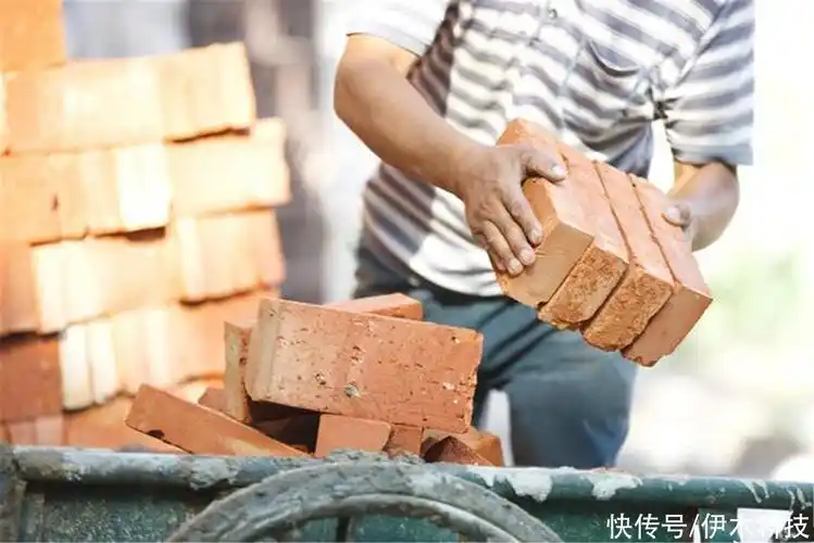 儿子|15岁儿子不愿读书,爸爸的做法太"硬核":不读书就去工地搬砖吧