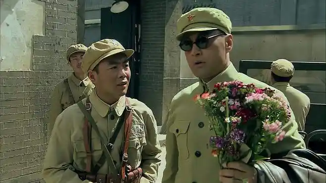 从将军到士兵:王朝天跟着媳妇儿回家吃饭,家门口被女同学挤满了-影视