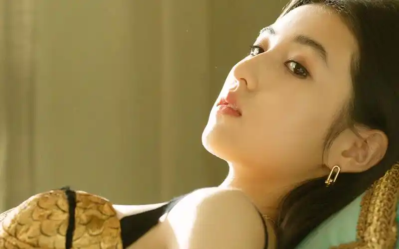 张子枫清秀甜美写真桌面壁纸