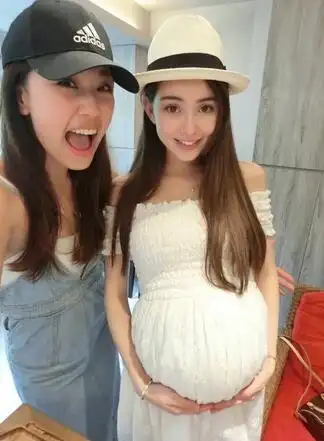 昆凌挺大肚办产前派对 小周周正脸疑曝光