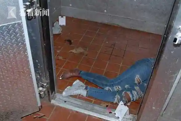 她倒卧地上,一只鞋脱落,脚上还有明显伤口,法医尸检结果显示,致死原因