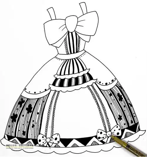 美丽的颜色在黑色卡纸上剪出衣架的外形并将公主裙剪下来将画好的裙子