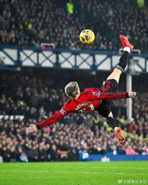 达洛特右路传中,加纳乔在禁区中路倒挂金钩射门,皮球划出一道美妙的