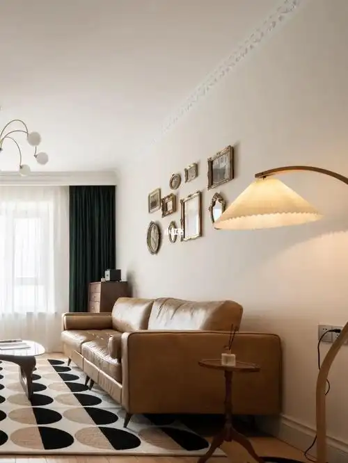 客厅不吊顶一圈雕花石膏线演绎轻复古美