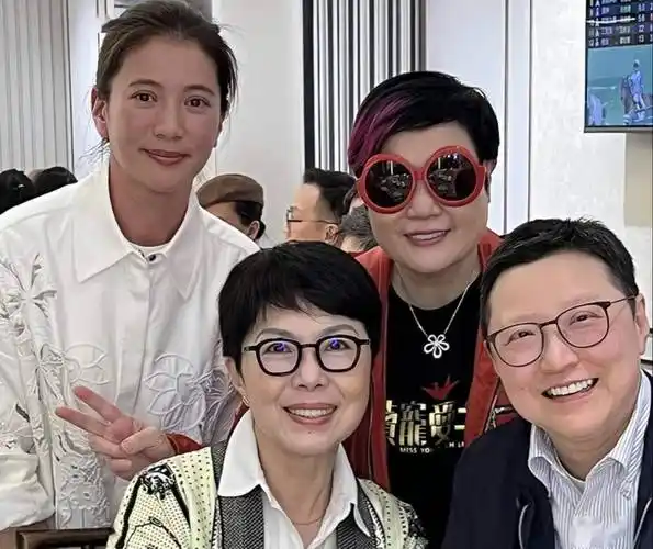 关菊英携同性爱人公开露面两人恩爱十几年感情稳定成彼此依靠