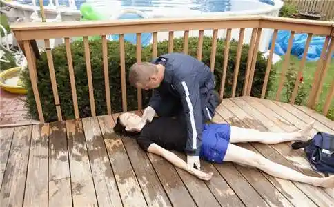 90后美女不小心溺水被救起却没想到醒来后第一反应竟是