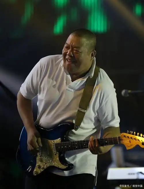 他曾经是一位有着黑道背景的歌手,以其独特的嗓音和风格,创作了许多