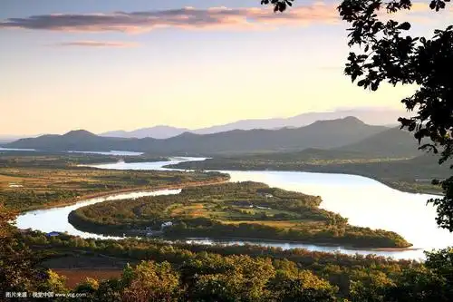 珍宝岛全岛面积0.74平方公里,状如元宝而得名.