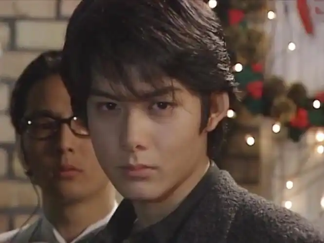 1996年漫画《恶作剧之吻》改编成电视剧《一吻定情》,由柏原崇和佐藤