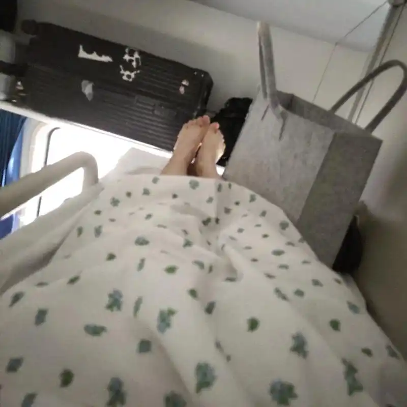 人生中第一次乘火车硬卧 基本设施上中下三层,我在最上面,攀爬扶手在